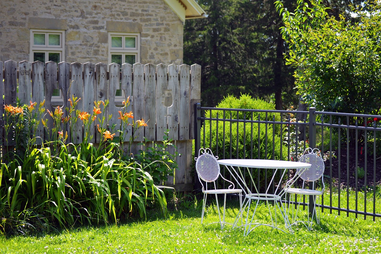 Construire un patio sécurisé et esthétique : conseils et réglementations à suivre