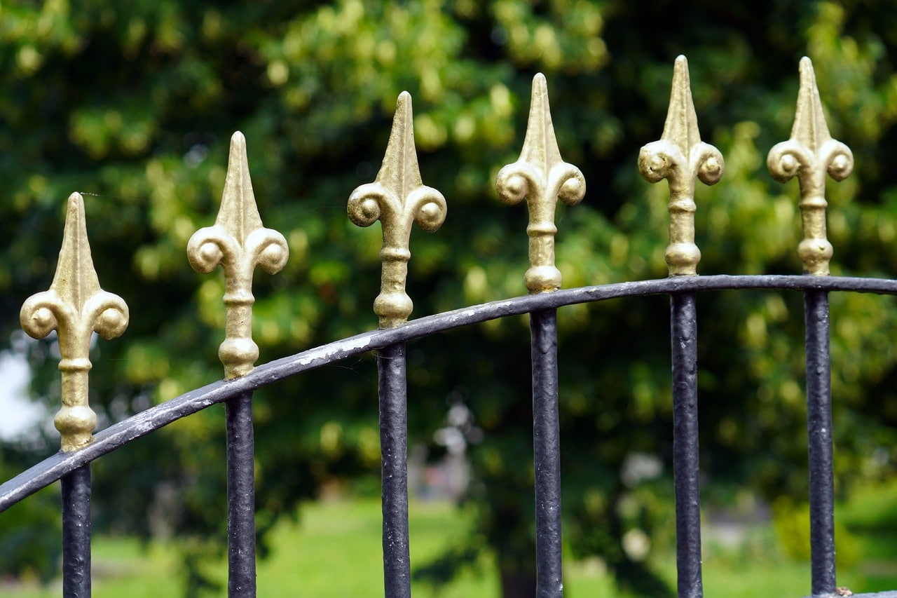 Sécuriser votre maison : guide des clôtures et systèmes de sécurité externes